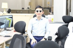 代表が最もふざけています。社長室もなく、半年ごとに席替えをしています。代表が最も入口付近の席なることもあり。