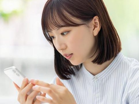 ミーティングでPC画面を見る男女