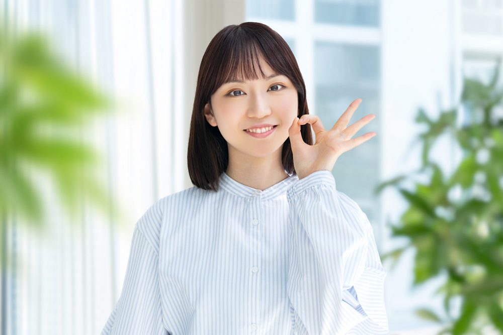 グッドポーズをする女性