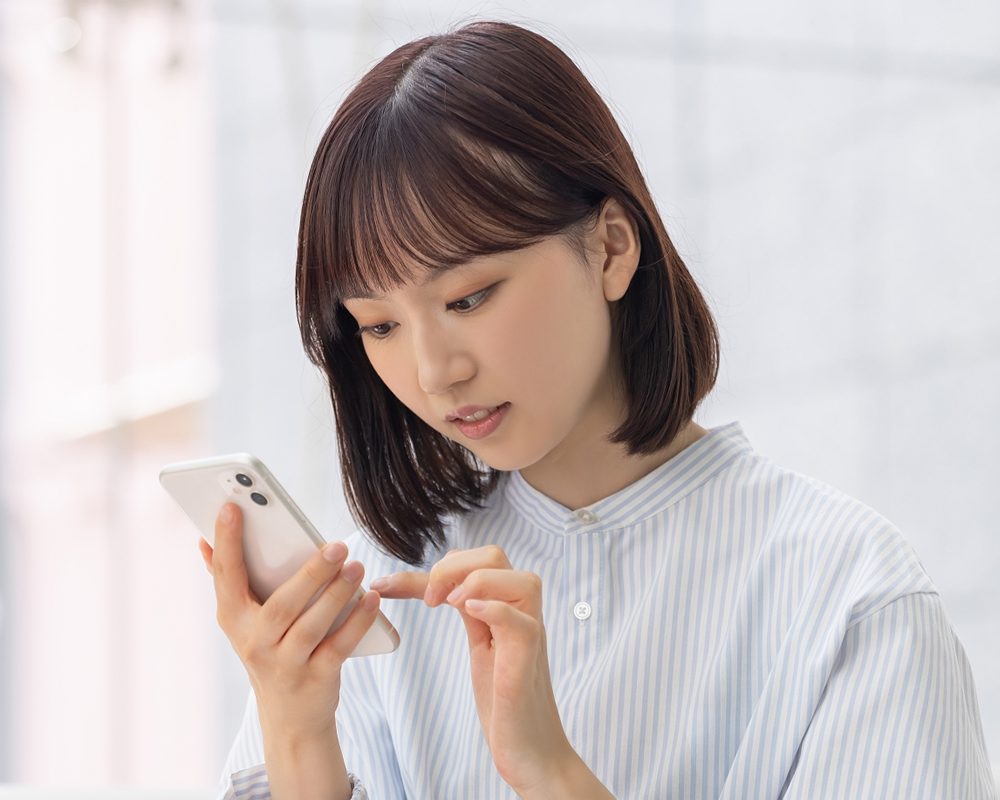 スマートフォンで最低賃金の記事を読む人
