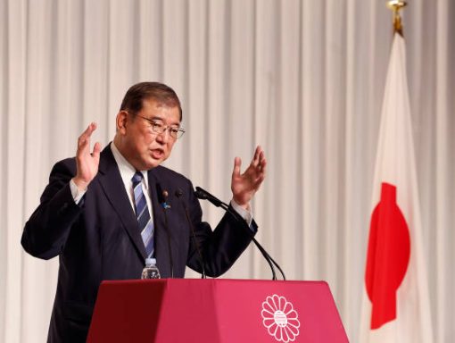 給付金について説明する石破首相